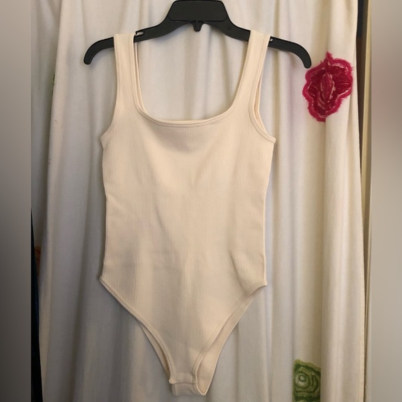 NEW IN ✨ White bodysuit with snap closure - Picture 3 of 8